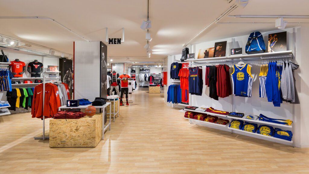 Detalle de expositores y mobiliario en Nike 24 Segons diseño flagship store Nike Barcelona diseñado para resaltar el producto.