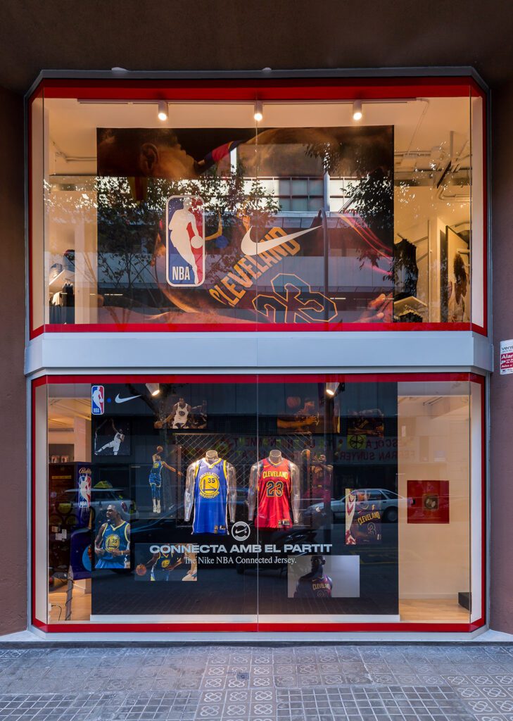 Zona de visual merchandising en Nike 24 Segons diseño flagship store Nike Barcelona con maniquíes y producto destacado.