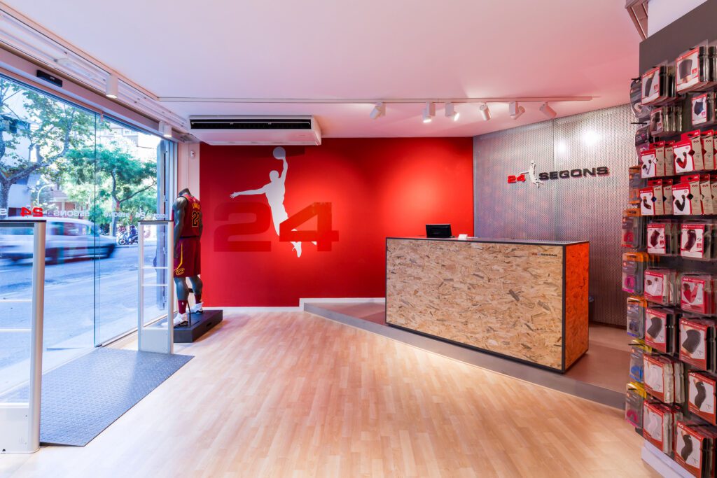 Mostrador de caja y atención al cliente en Nike 24 Segons diseño flagship store Nike Barcelona integrado en el layout de tienda.
