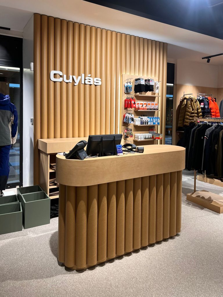 Mostrador y zona de atención al cliente en la tienda Cuylás Ruda integrados en el diseño.